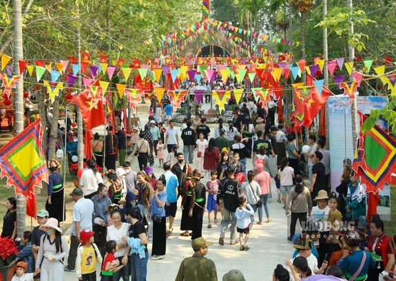 Un gran número de personas asisten al Festival del Templo Hoang Cong Chat en Dien Bien. Foto: Quang Dat