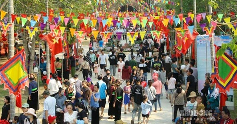 Hàng nghìn người chen lấn dự Lễ hội Đền Hoàng Công Chất