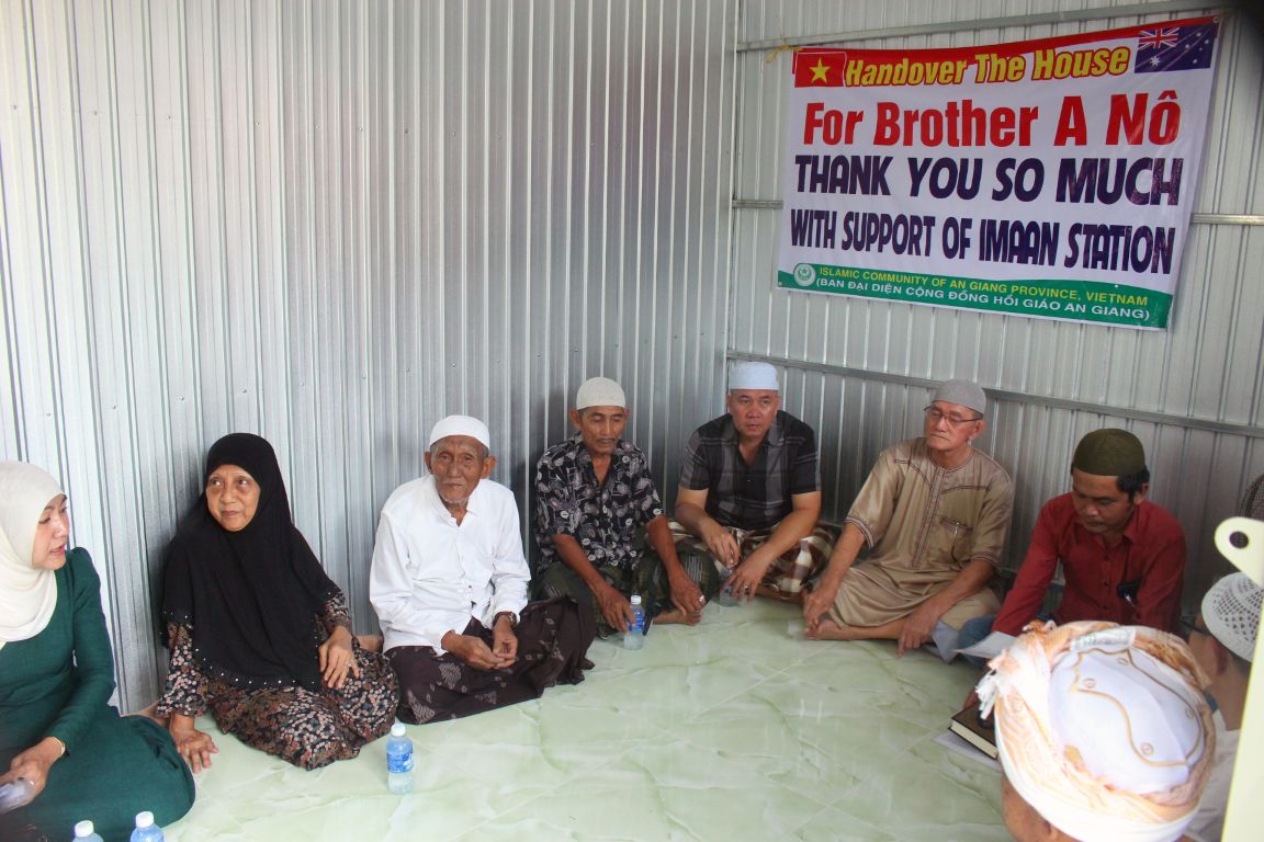 Không gian bên trong được bố trí đơn giản theo nét truyền thống của đồng bào Chăm. Ảnh: Thanh Mai