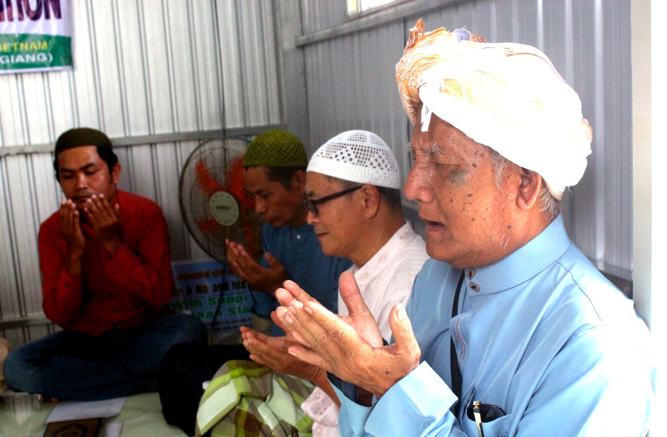 Thực hiện nghi thức đọc kinh trước khi diễn ra nghi thức bàn giao. Ảnh: Thanh Mai