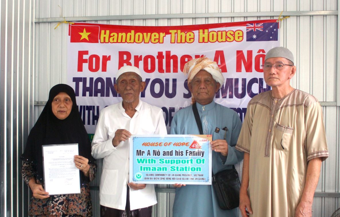 Thực hiện nghi thức bàn giao Nhà Đại đoàn kết cho hộ ông A Nô. Ảnh: Thanh Mai 