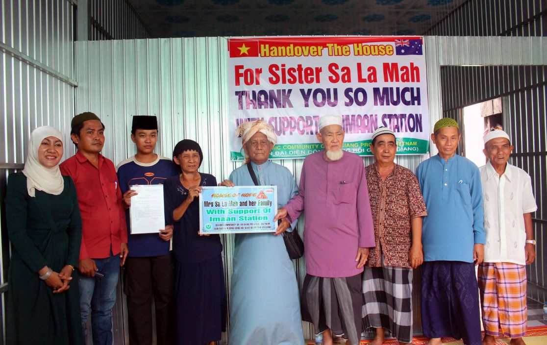 Thực hiện nghi thức bàn giao Nhà Đại đoàn kết cho hộ bà Sa La Mah. Ảnh: Thanh Mai