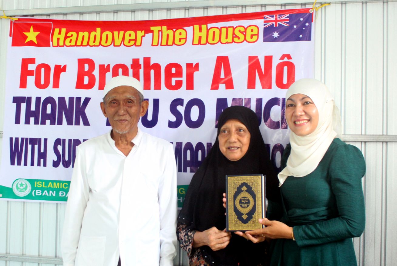 Tặng Thánh kinh Cô-ran cho gia đình ông A Nô. Ảnh: Thanh Mai 