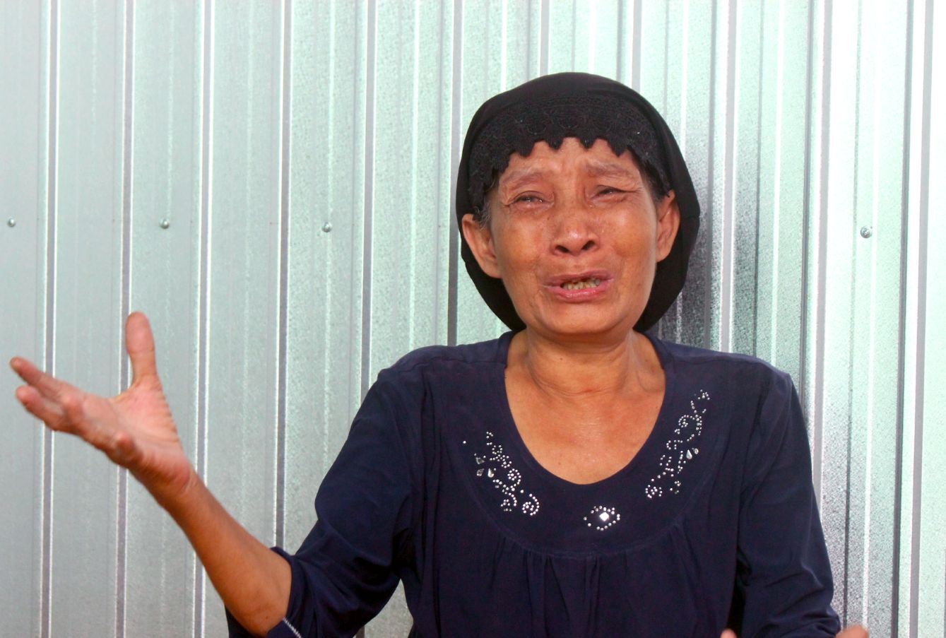 Bà Sa La Mah mừng đến rớt nước mắt tại buổi lễ nhận Nhà Đại đoàn kết. Ảnh: Thanh Mai 