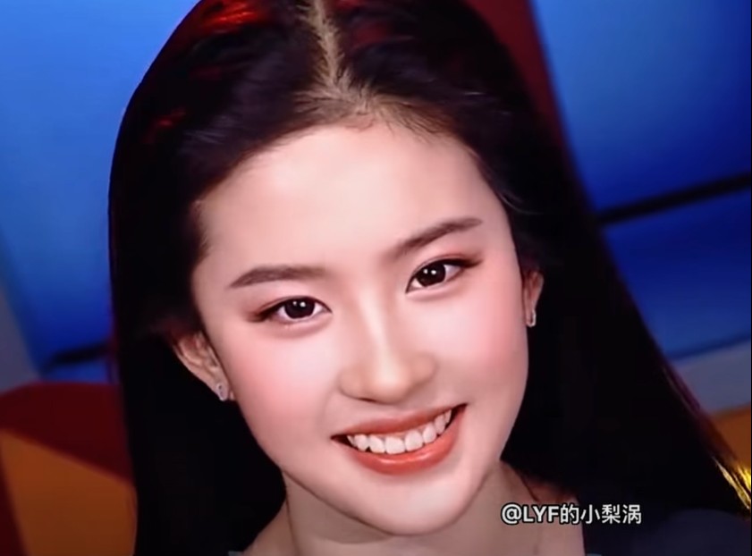 Nhan sắc nổi bật của Lưu Diệc Phi năm 16 tuổi. Ảnh chụp màn hình