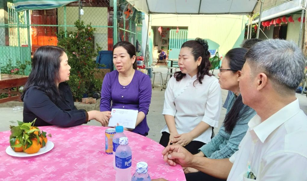 Bà Đỗ Thị Quế Phương - Phó Chủ tịch Ủy ban MTTQ Việt Nam tỉnh Lâm Đồng chia sẻ mất mát với gia đình có người thân tử vong trong vụ tai nạn. Ảnh: Phạm Duy