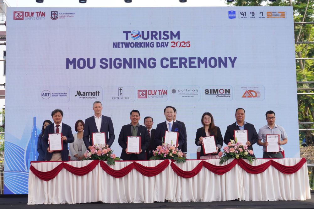 Đại học Duy Tân tahực hiện ký kết hợp tác (MOU) với hơn 25 doanh nghiệp du lịch, lữ hành. Ảnh: Trần Thi