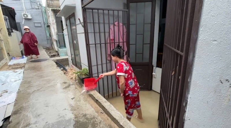 Los cimientos de las casas de la gente en el área de Khe Can, barrio de Thanh Khe, ciudad de Da Nang están aproximadamente 1 metro por debajo de la superficie de la carretera. Foto: Nguyen Linh