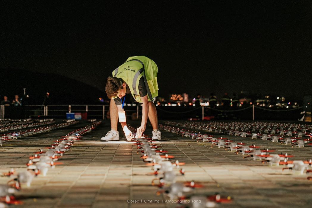 En 2024, la provincia de Khanh Hoa tuvo por primera vez más de 1.600 vehículos aéreos no tripulados presentes en el festival Bay of Lights de Nha Trang. Foto: Amazing Nha Trang