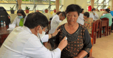 People who are Khmer people from poor and near-poor households are examined and given free medicine during the Chol Chnam May Tet. Photo: Hoang Loc