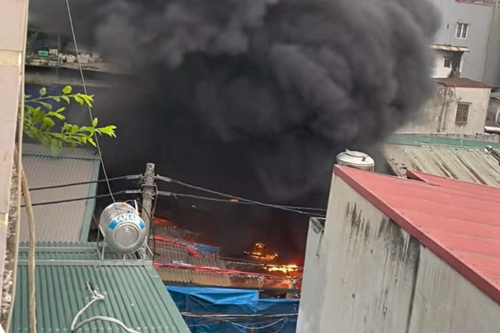 Cold storage fire in Hanoi, many properties burned down in Bui Xuong Trach. Photo: Tien Thanh