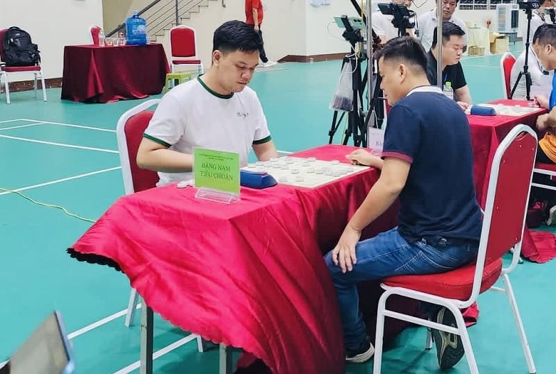Chess player Vu Quoc Dat (white) competed with Lai Ly Huynh (blue) at the 2026 National Chess Tournament. Photo: Vietnam Chess Federation