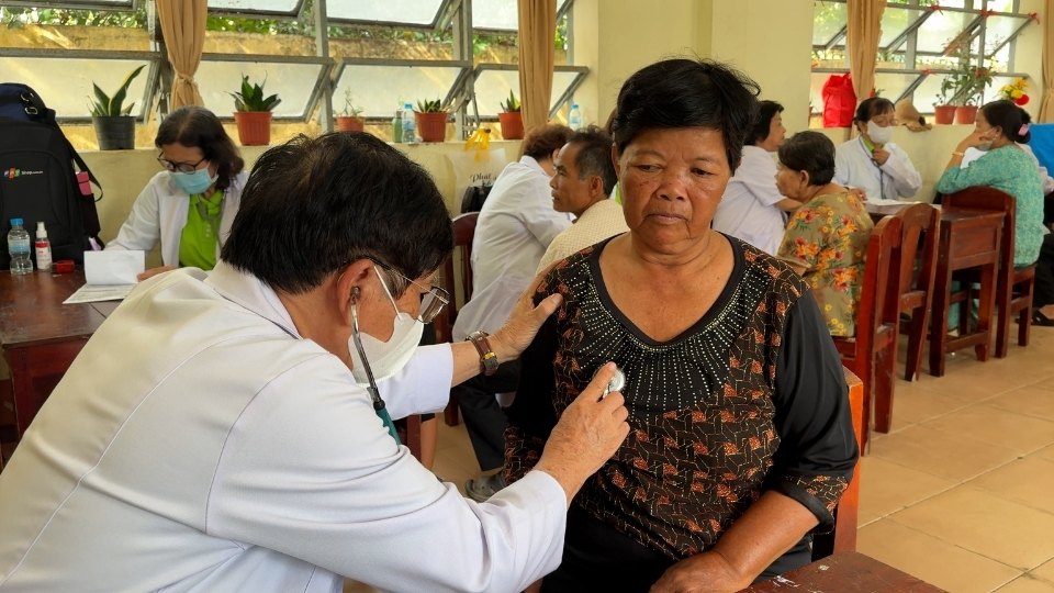 Bà Sơn Vuông, hộ nghèo tại xã Bình Phú, có mặt từ sớm để được khám bệnh, nhận thuốc miễn phí dịp Tết Chôl Chnăm Thmây. Ảnh: Hoàng Lộc