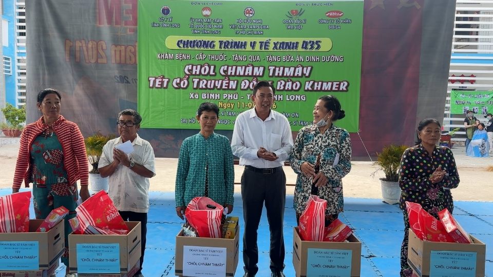 Ông Phạm Văn Cường - Phó Chủ tịch Ủy ban MTTQ Việt Nam tỉnh trao quà cho đồng bào Khmer dịp Tết Chôl Chnăm Thmây. Ảnh: Hoàng Lộc