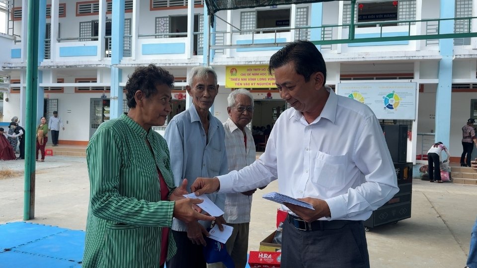 The Vietnam Fatherland Front Committee of the province mobilized more than 5 billion VND to care for Khmer people during the Chol Chnam Thmay Tet. Photo: Hoang Loc