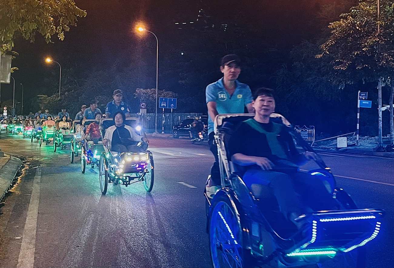 관계 당국은 나트랑동에서 전기 인력거 운행 금지를 제안했습니다. 사진: 프엉린