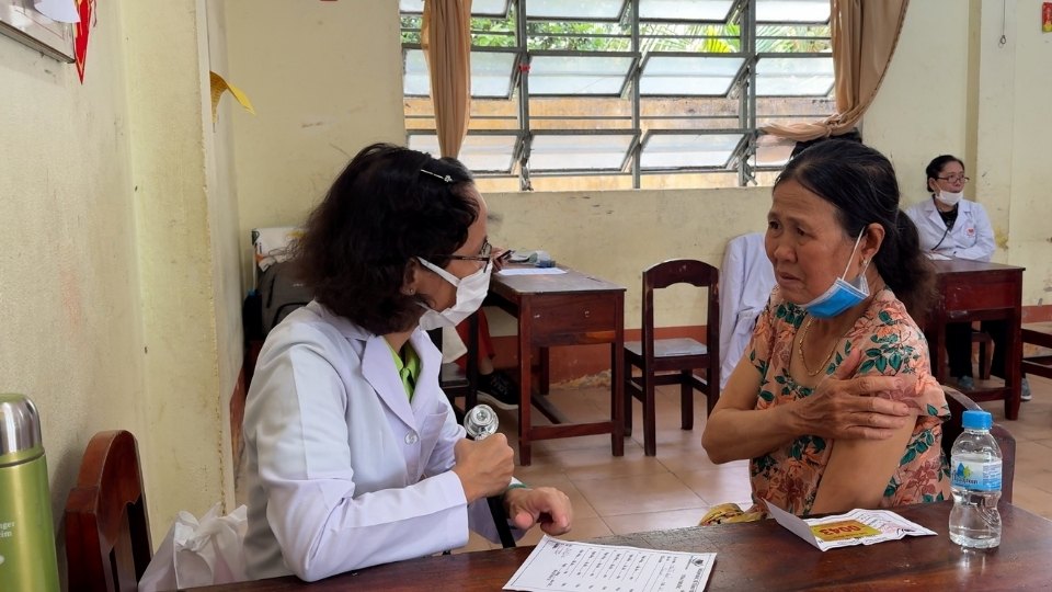 Người dân, đặc biệt là đồng bào Khmer, được khám bệnh, tư vấn sức khỏe miễn phí nhân dịp Tết Chôl Chnăm Thmây. Ảnh: Hoàng Lộc