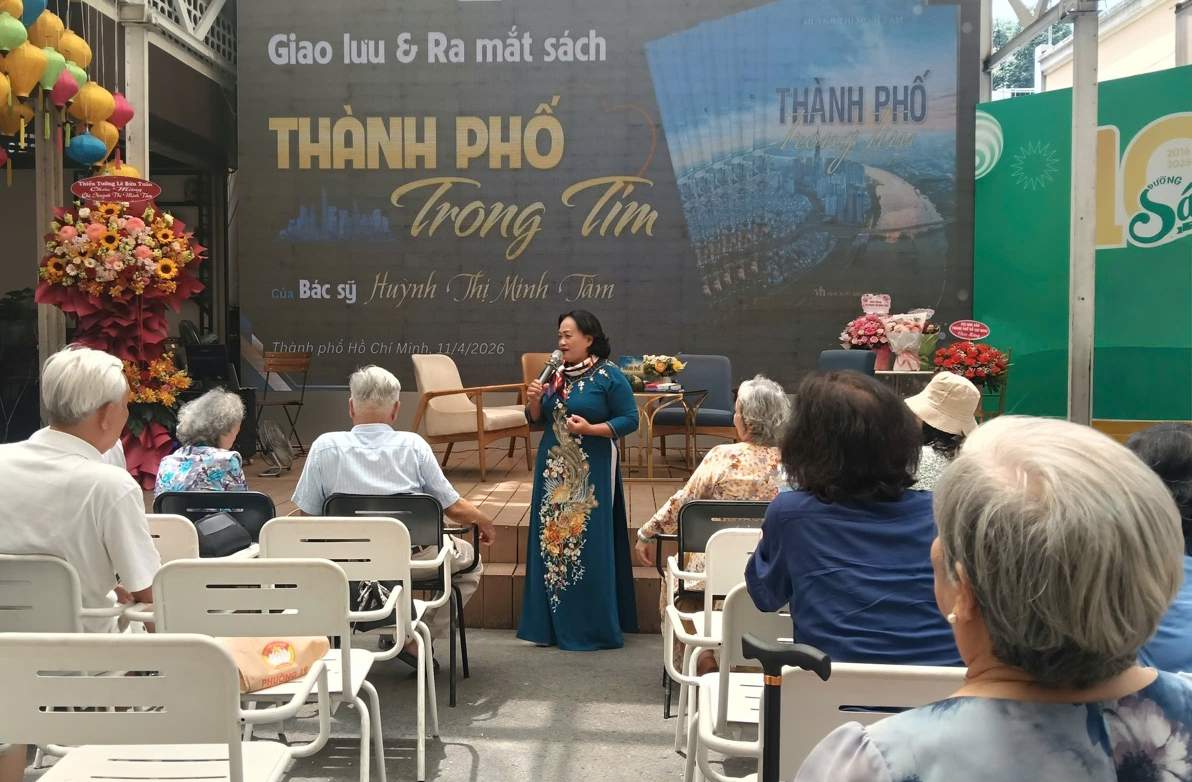 Buổi ra mắt sách vào 11.4. Ảnh: DI PY.