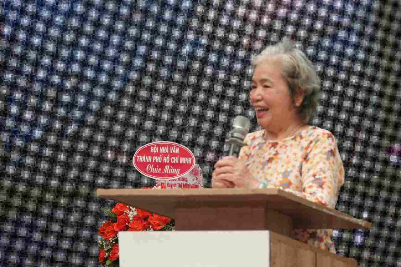 Tác giả tập sách. Ảnh: DI PY.