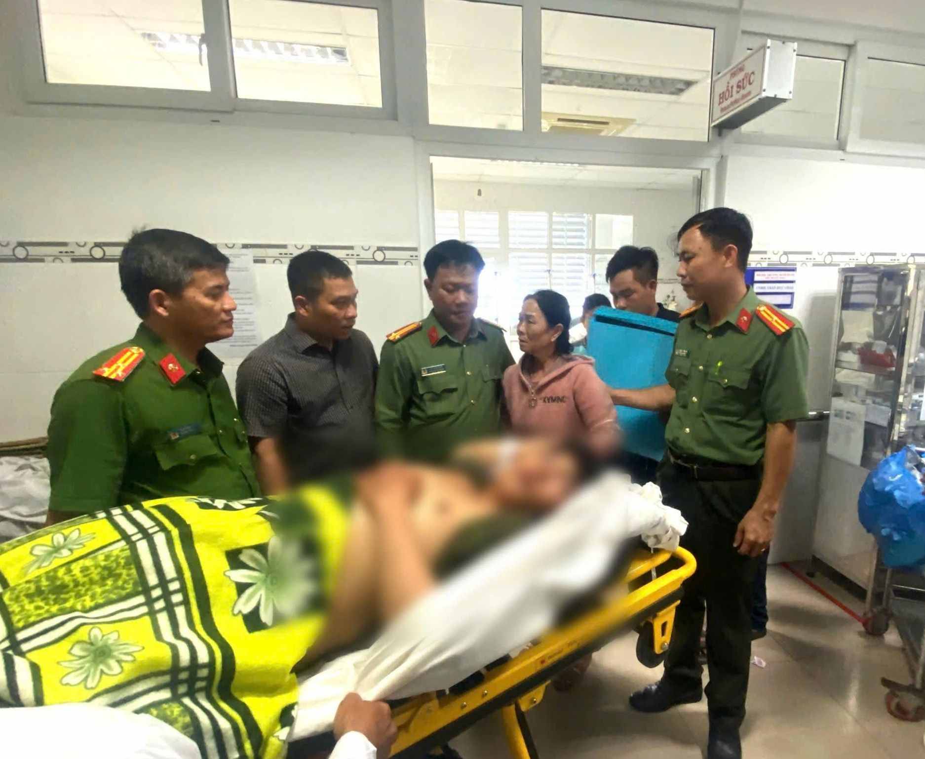 Đại diện các đơn vị thuộc Công an tỉnh thăm hỏi, động viên lực lượng an ninh trật tự cơ sở bị thương khi làm nhiệm vụ. Ảnh: Công an tỉnh Khánh Hòa