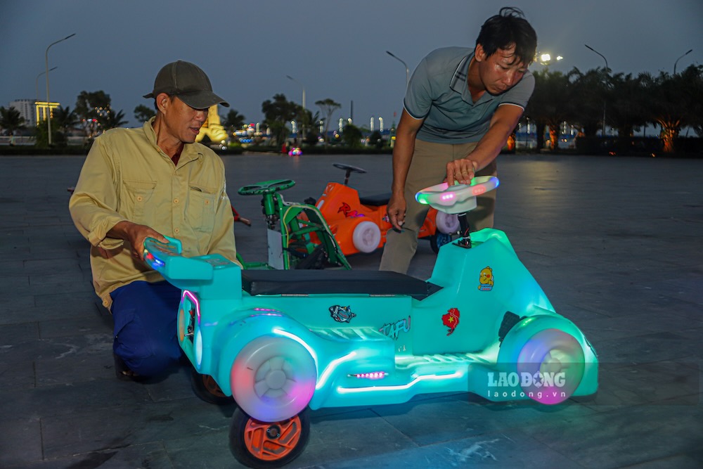 Lực lượng của Trung tâm Công viên cây xanh Đồng Hới kiểm tra các phương tiện cho thuê tại công viên. Ảnh: Nguyễn Luân