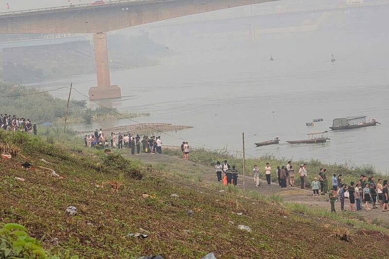 機能部隊と住民は、フートー省ホアビン区のダ川地域で溺死した男子学生を捜索しています。写真:NDCC