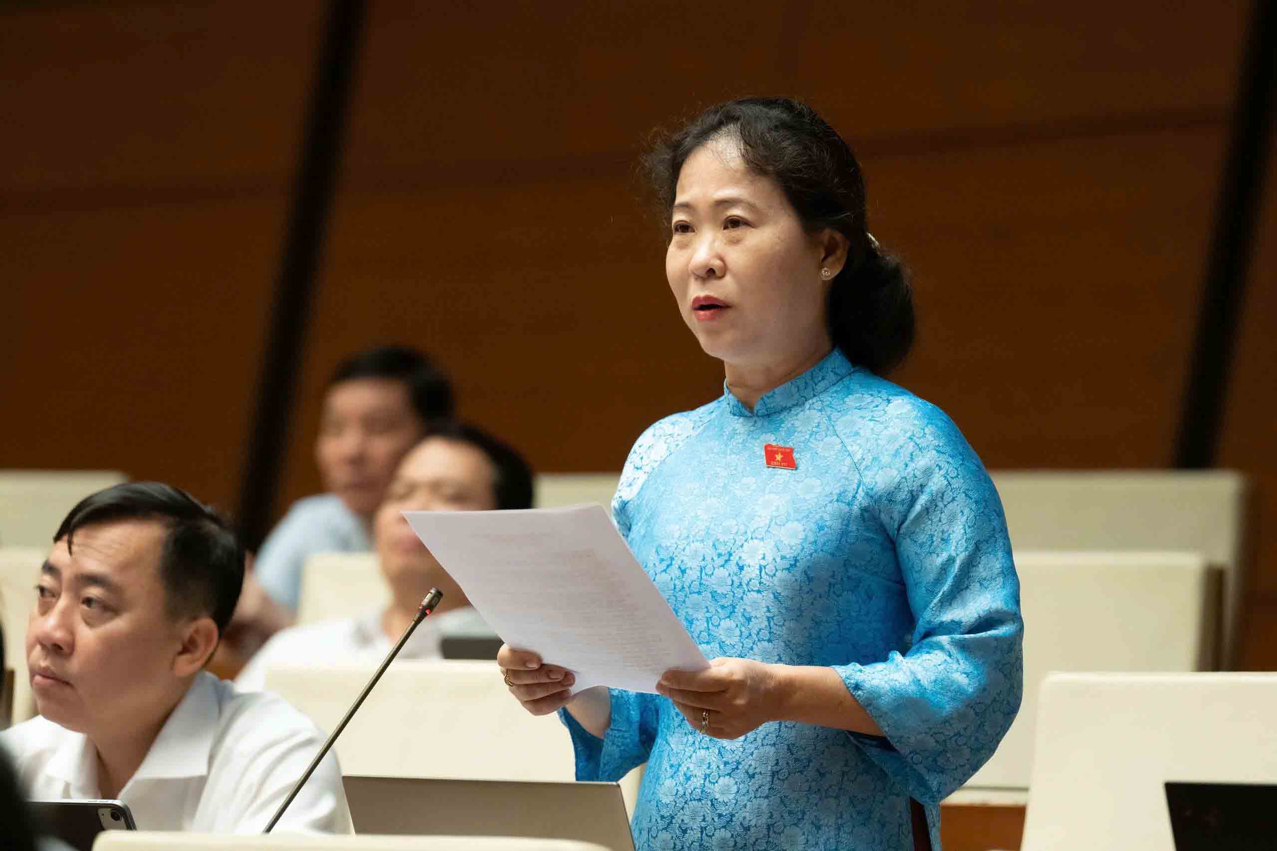Delegate To Ai Vang (Can Tho City delegation) proposed to implement a one-stop shop integrating civil status services into VNeID, using VNeID to replace document extracts. Photo: Quochoi. vn