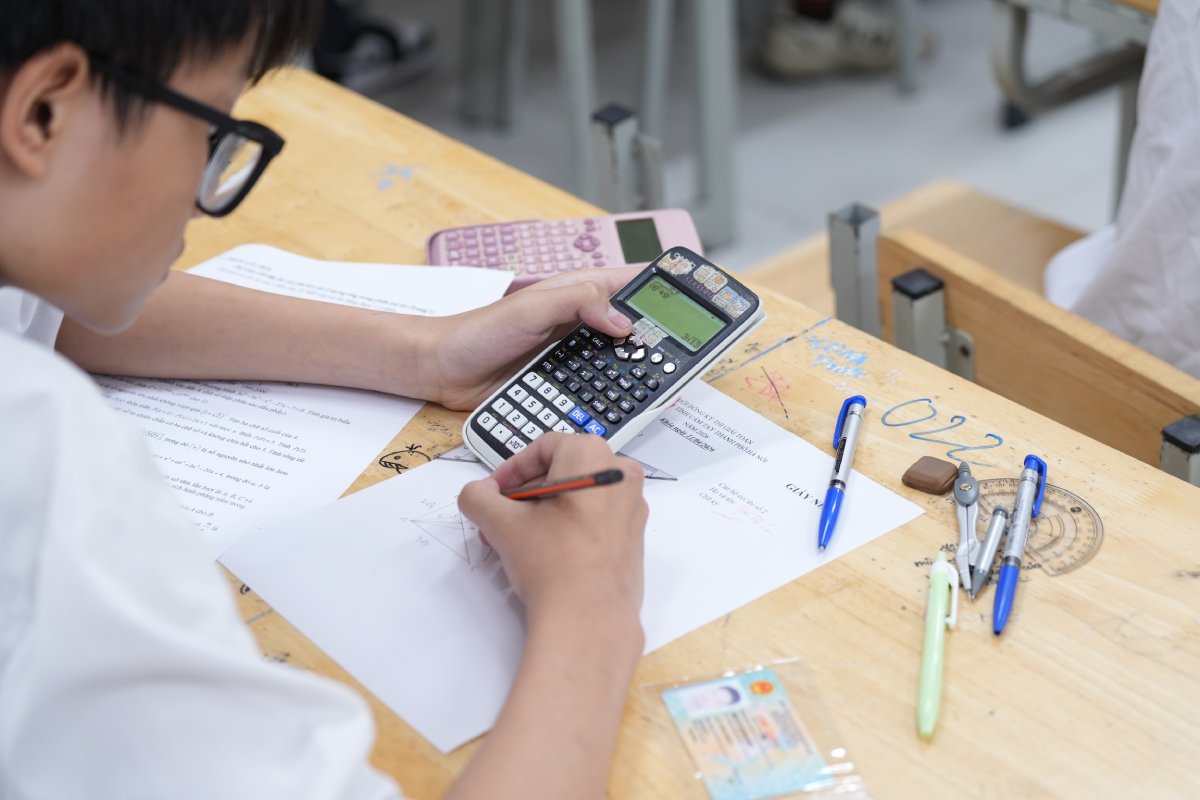 El examen de matemáticas por ordenador portátil a nivel de la ciudad de Hanoi se organiza oficialmente de nuevo en la escuela secundaria Cau Giay (Hanoi). Foto: Huong Nha