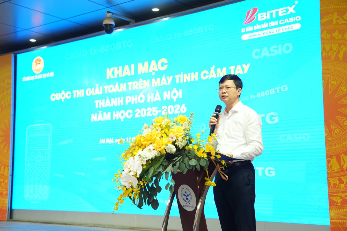 Giám đốc Sở GDĐT Hà Nội Nguyễn Văn Hiền phát biểu tại buổi lễ. Ảnh: Hương Nha