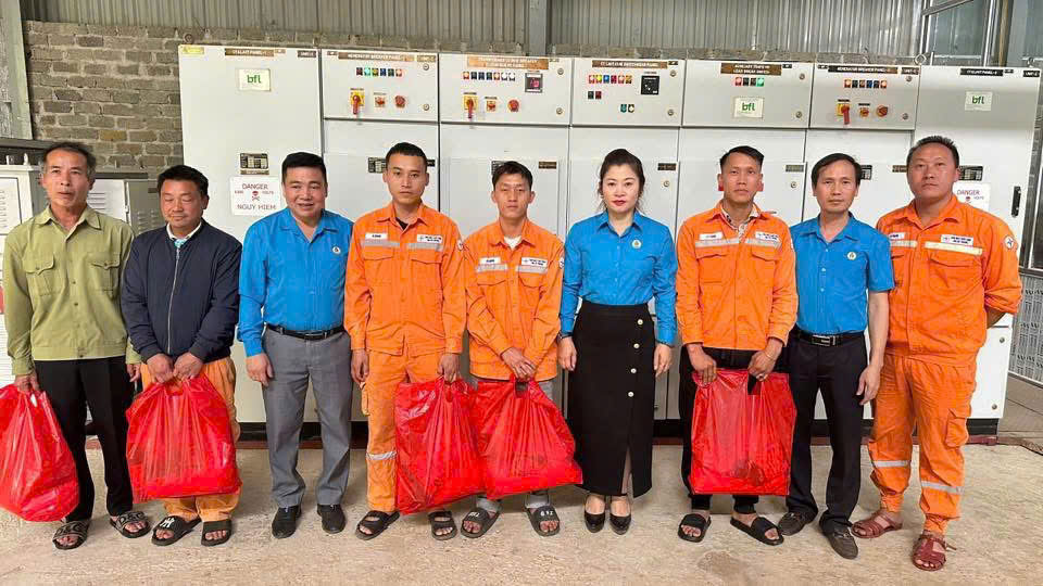 Trao quà hỗ trợ đoàn viên có hoàn cảnh khó khăn. Ảnh: Thanh Phong