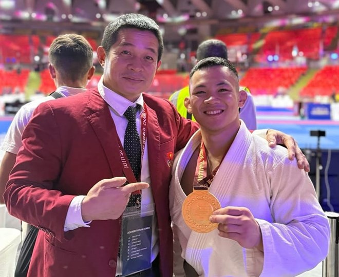 Jujitsu coach Bui Dinh Tien and martial artist Dao Hong Son. Photo: Tien Bui