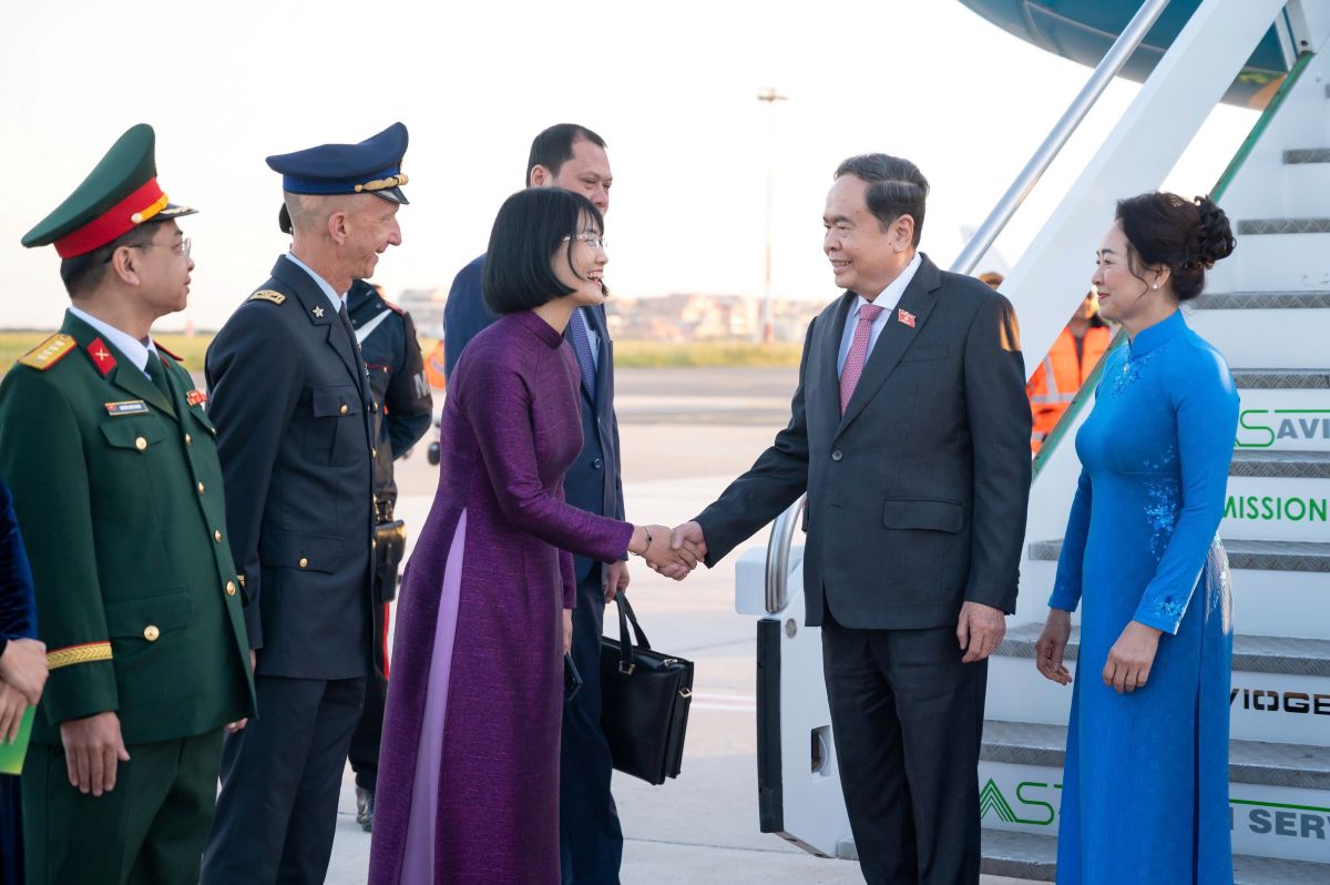Politburo member, National Assembly Chairman Tran Thanh Man and his wife arrived in Rome, beginning an official visit to Italy. Photo: Quochoi. vn