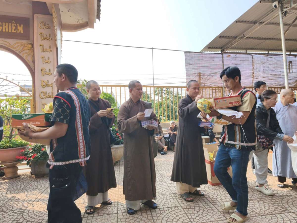 Những đồng bào khó khăn nhận quà. Ảnh: Trung Giác