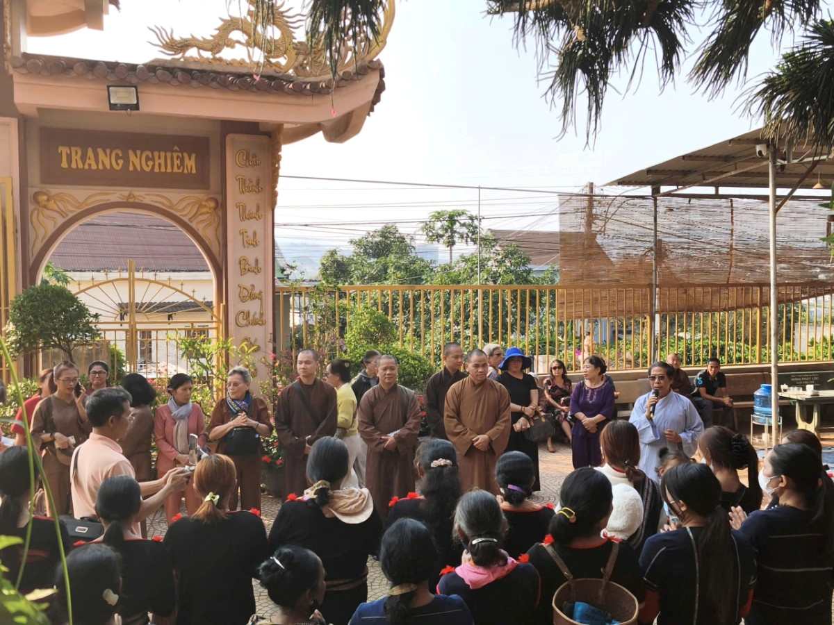 Trụ trì chùa Liên Trì (phường Vũng Tàu, TPHCM), cùng đạo tràng Phật tử đã tổ chức trao 350 phần quà từ thiện tại Lâm Đồng. Ảnh: Trung Giác