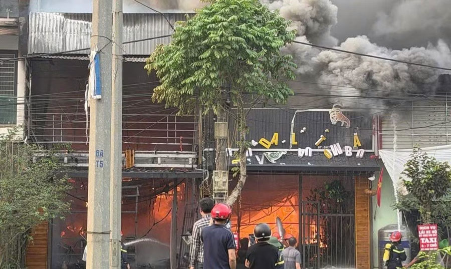 Lực lượng chức năng khống chế đám cháy. Ảnh: CA Lào Cai
