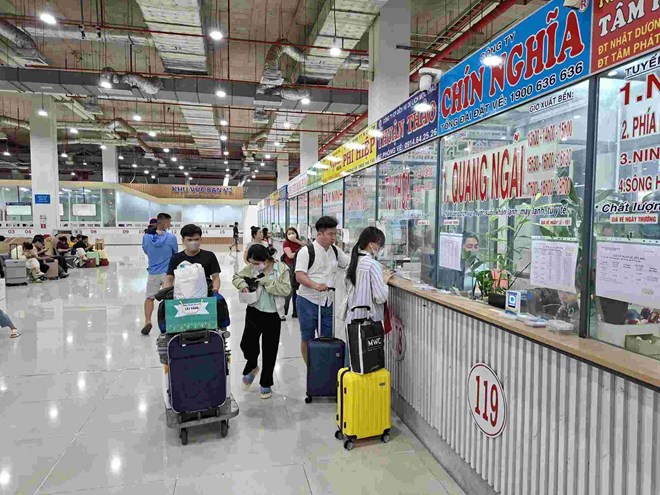 Pendant les vacances du 30 avril et du 1er mai de cette année, le nombre de passagers transitant par 3 grandes gares routières de Hô Chi Minh-Ville devrait augmenter. Photo: Minh Quân