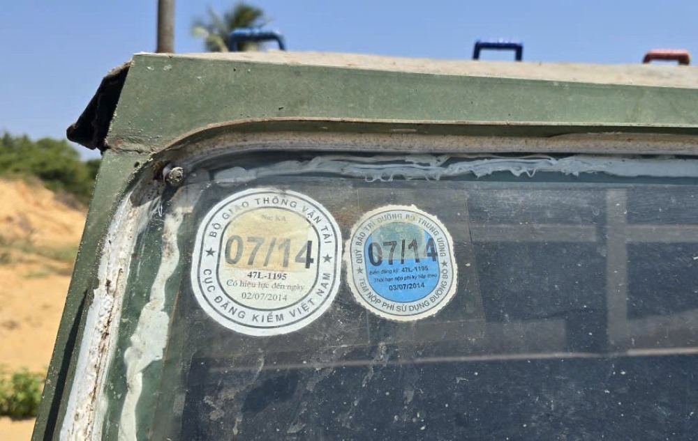 Một xe ô tô hết đăng kiểm từ năm 2014 vẫn lưu thông trên đường. Ảnh: Duy Tuấn 