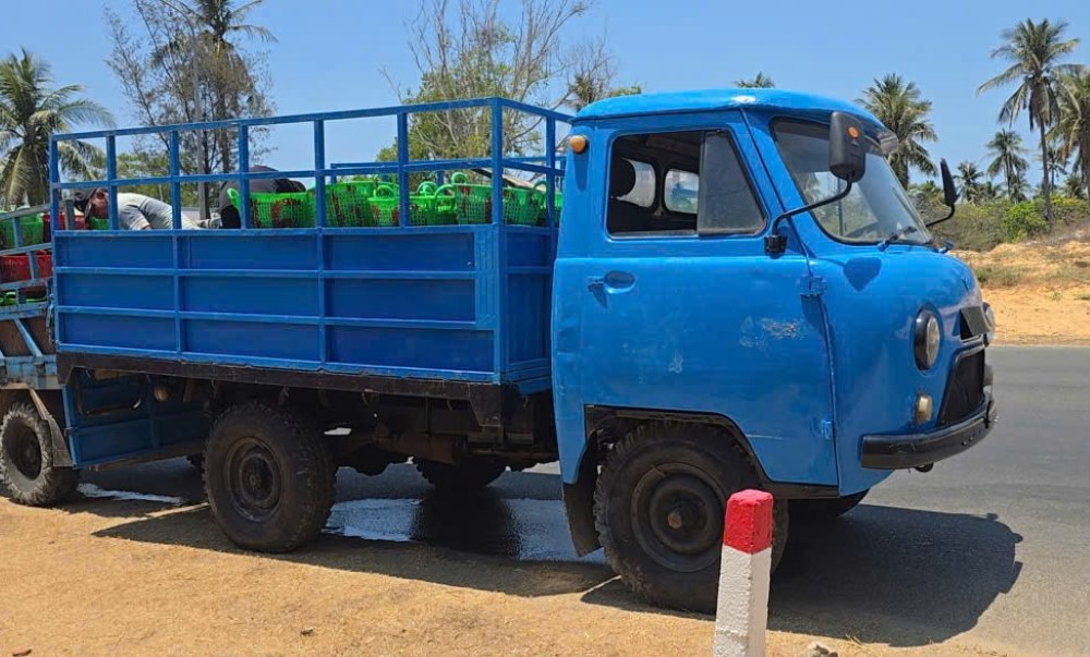 Một xe ô tô chở cá, vi phạm về hạn đăng kiểm bị Cảnh sát Giao thông phát hiện và xử lý. Ảnh: Duy Tuấn 