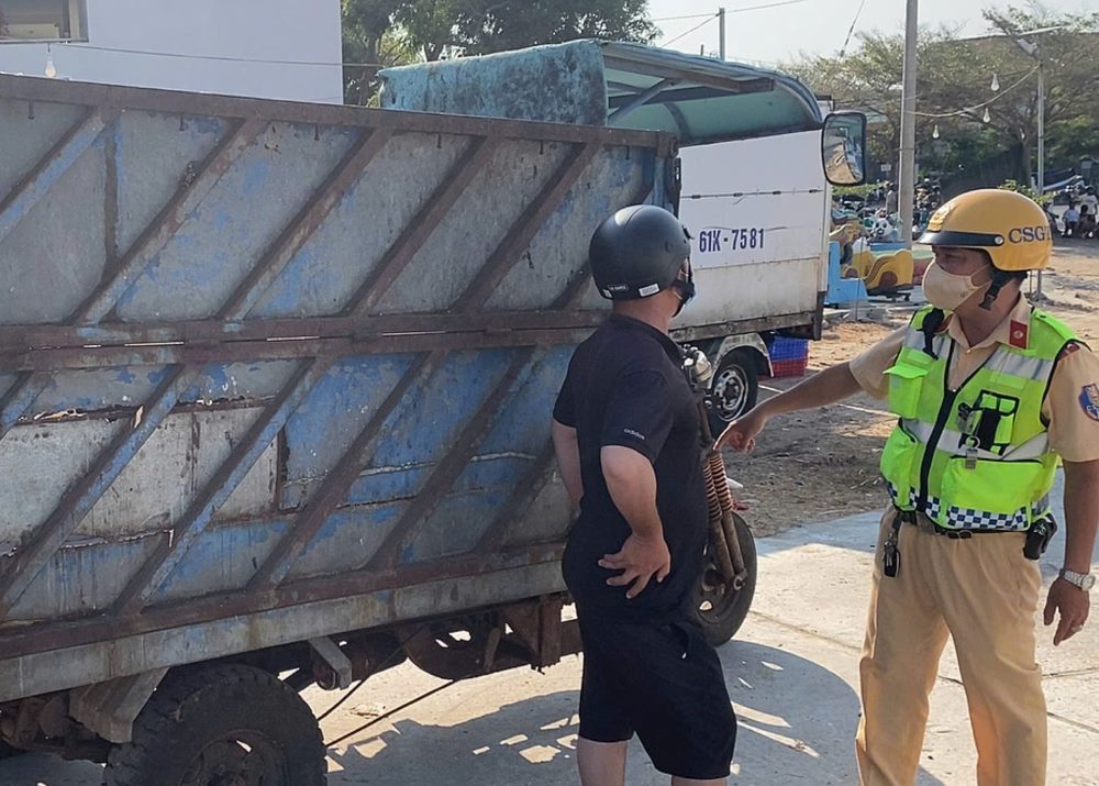 Cảnh sát Giao thông kiểm tra giấy tờ của một xe Hoa Lâm. Ảnh: Duy Tuấn 