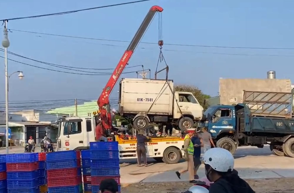 Các xe vi phạm bị tạm giữ để xử lý. Ảnh: Phạm Duy 