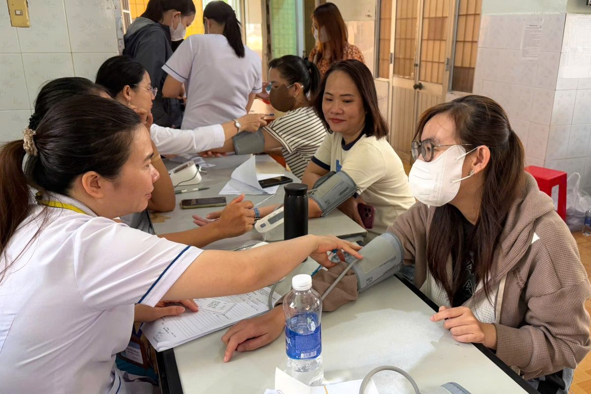 Female workers of Rach Dua ward participate in health check-ups on the 11th. 4. Photo: Thanh An