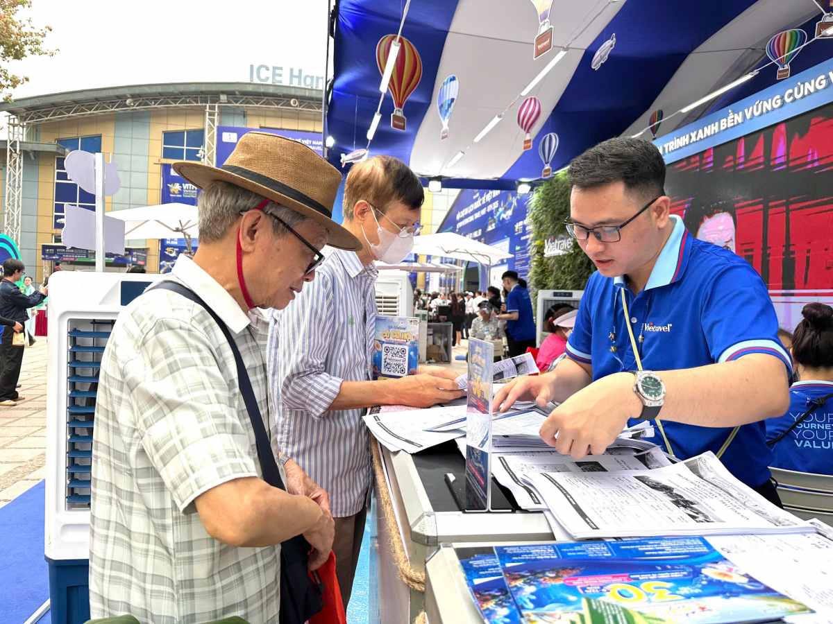 Du khách tham quan gian hàng tại VITM 2026. Ảnh: Yến Nhi