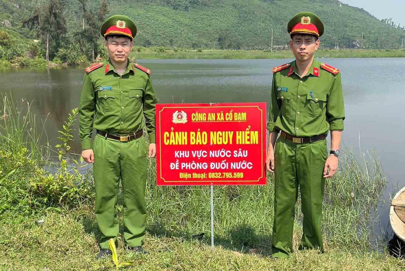 Đặt biển cảnh báo khu vực nguy hiểm cần đề phòng đuối nước ở xã Cổ Đạm. Ảnh: Hoàng Anh