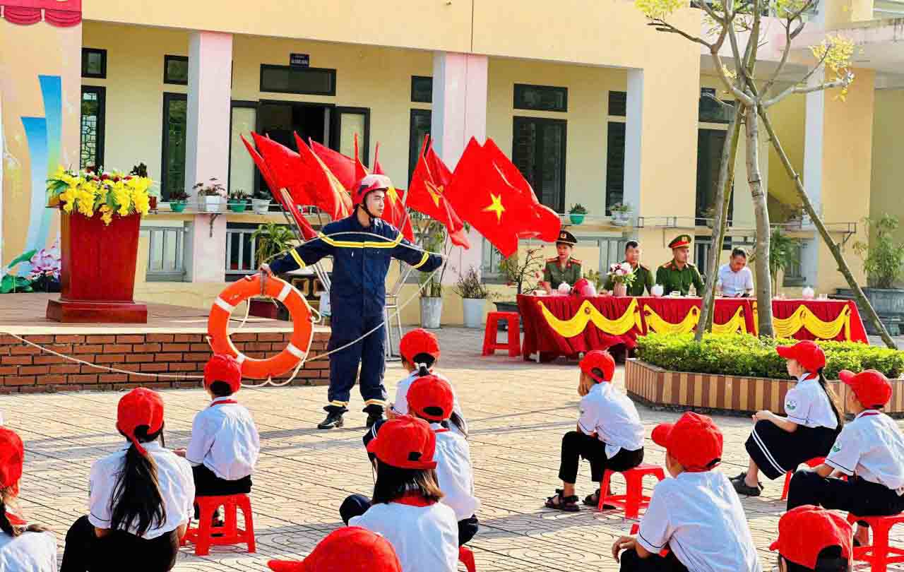 Tuyên truyền cứu hộ khi xảy ra đuối nước cho học sinh Trường THCS Trung Lương. Ảnh: Hoàng Anh