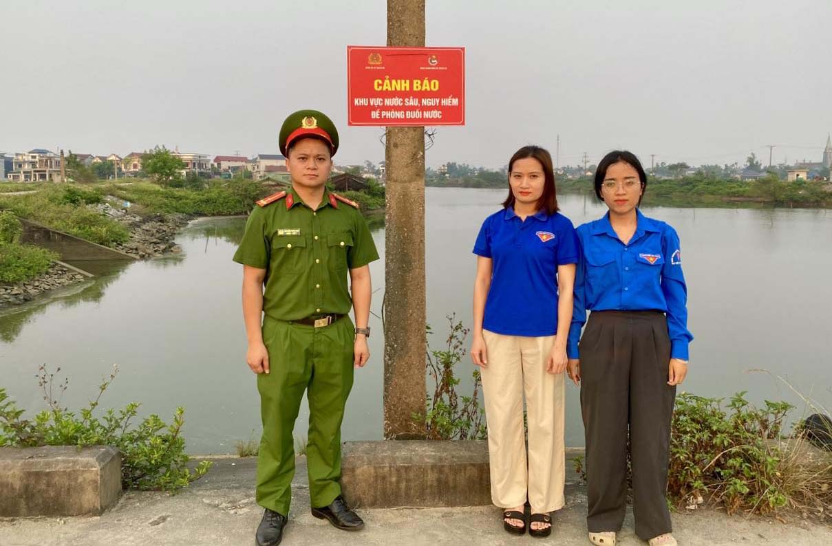 Công an xã Thạch Hà phối hợp với Đoàn TNCS Hồ Chí Minh xã đặt biển cảnh báo phòng chống đuối nước. Ảnh: Hoàng Anh.