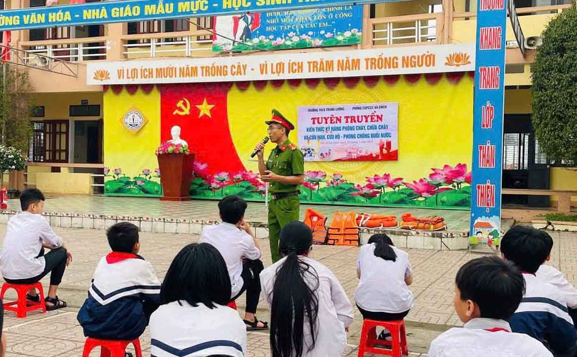 Police propagate drowning prevention for students of Ky Loi Elementary School. Photo: Hoang Anh