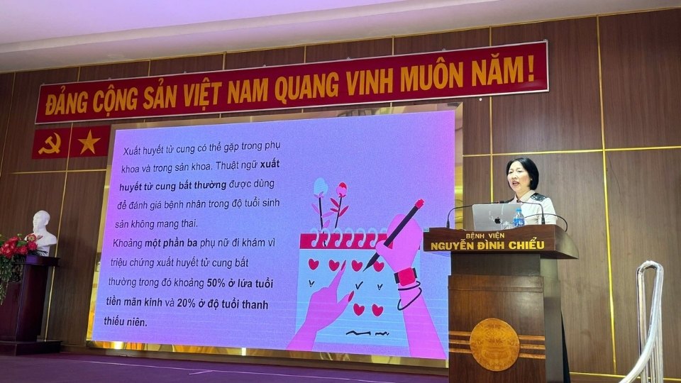 Funcionarios de salud de base participan en capacitación e intercambio de experiencias sobre atención de la salud reproductiva y tratamiento de enfermedades ginecológicas. Foto: Hoang Loc