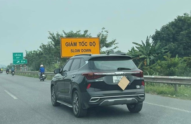 Vehicle license plates that do not comply with regulations may be fined up to 26 million VND. Photo: Huynh Bui