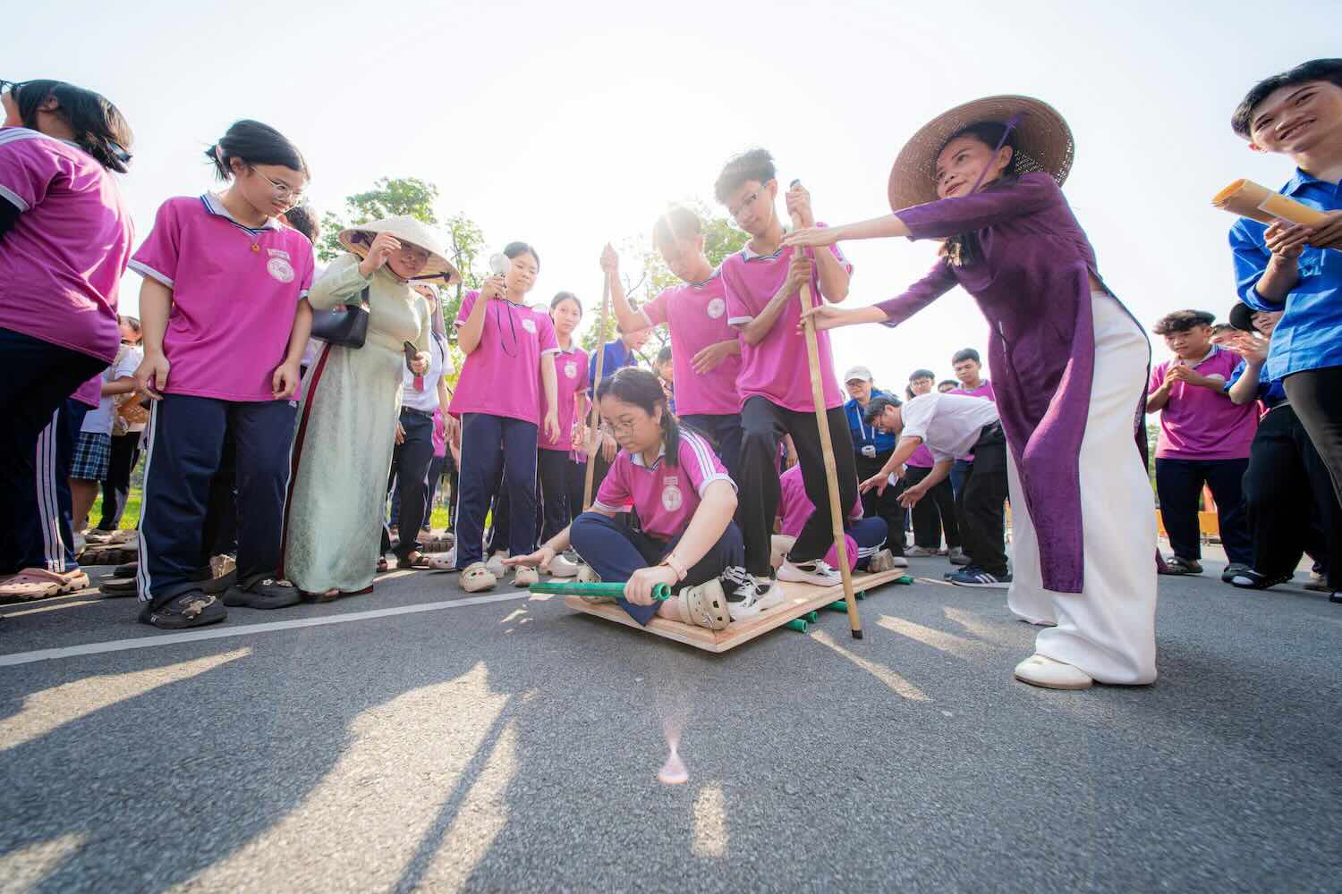 Các trò chơi tập thể thắt chặt tình đoàn kết. Ảnh: Ngô Hiền.