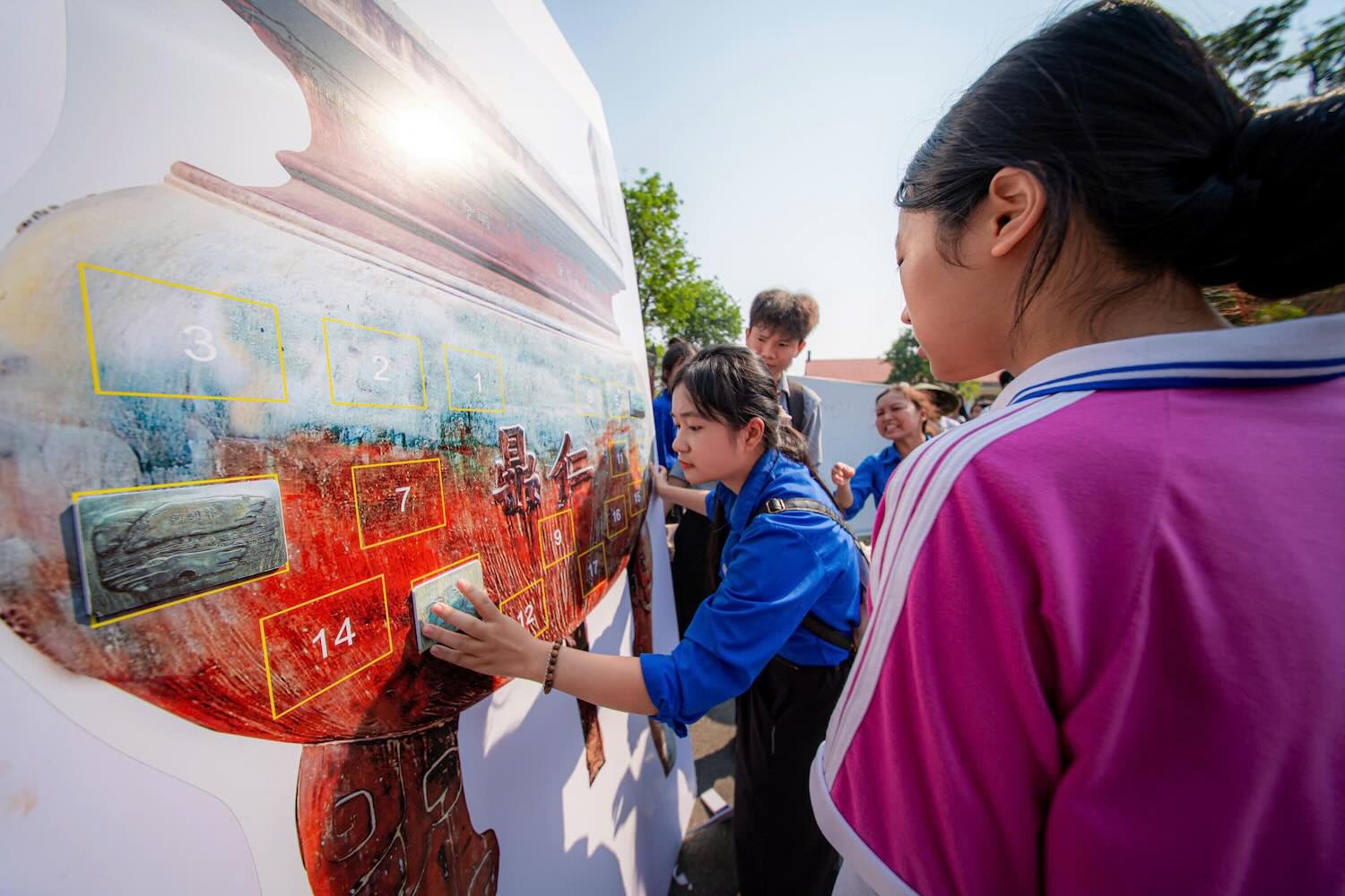 Students experience games related to heritage. Photo: Ngo Hien.